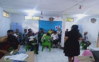 A FUNDAMOR staff member leading a community training session.