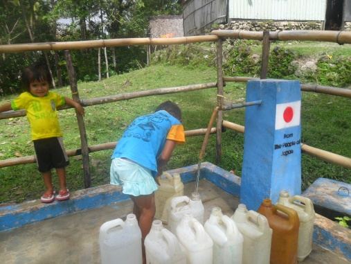 Children collecting clean water from a solar-powered water point built with support from the Embassy of Japan.