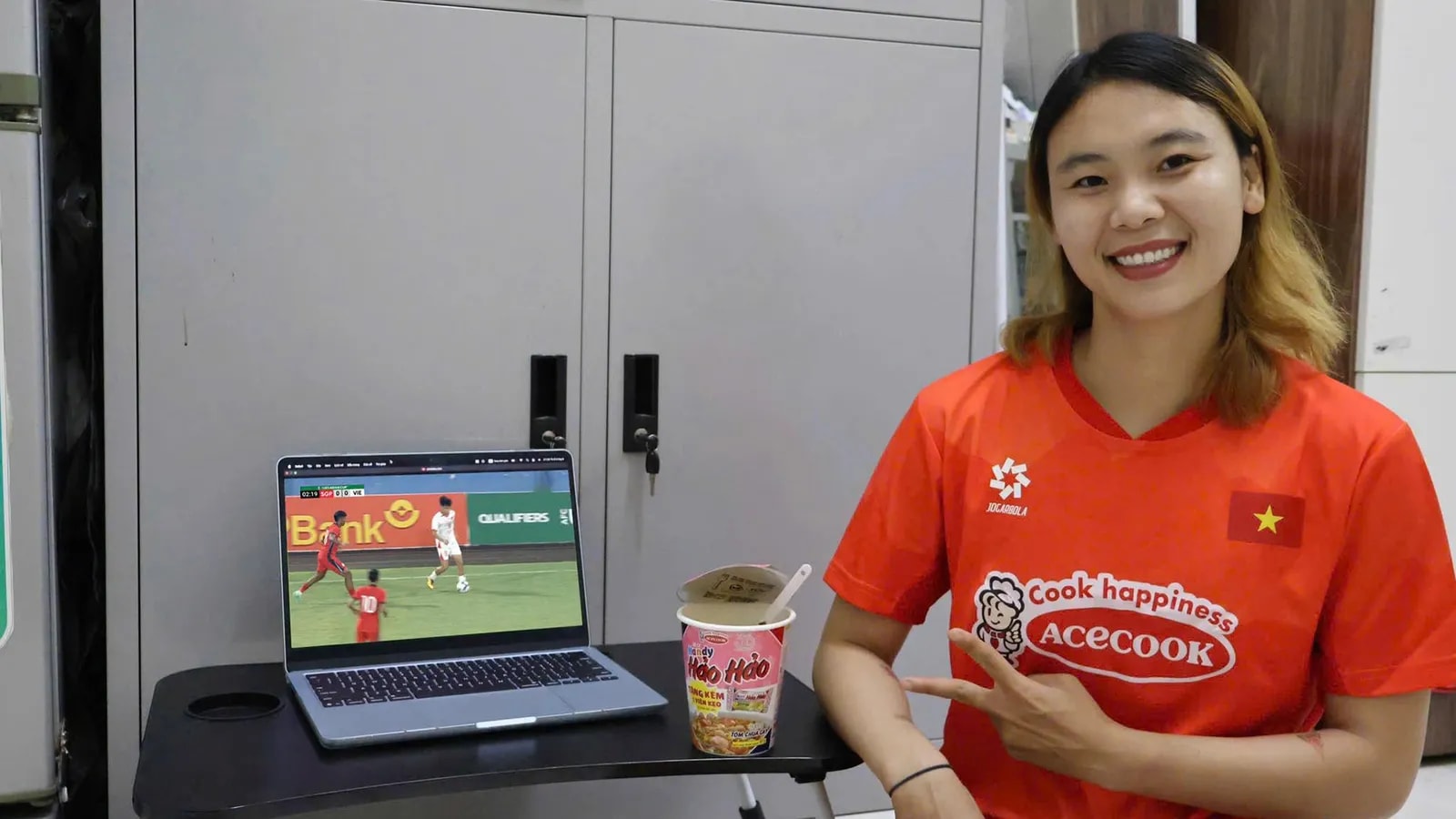 Cầu thủ Phạm Hải Yến và Nguyễn Thị Thanh Nhã cùng Acecook dõi theo hành trình của U22 Việt Nam