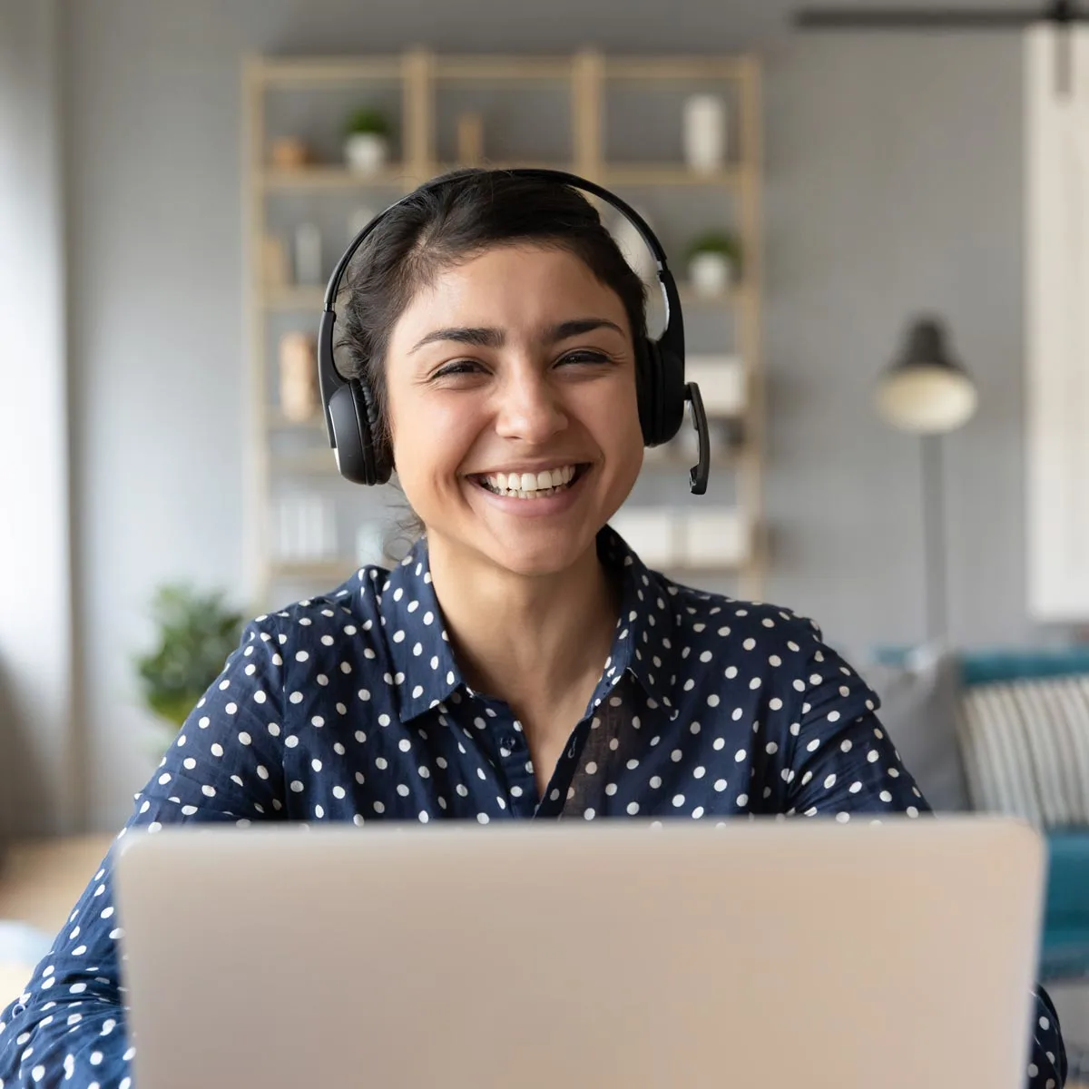 An online tutor helping a student