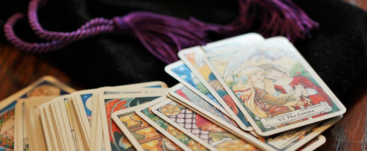 Find a online tarot reader 