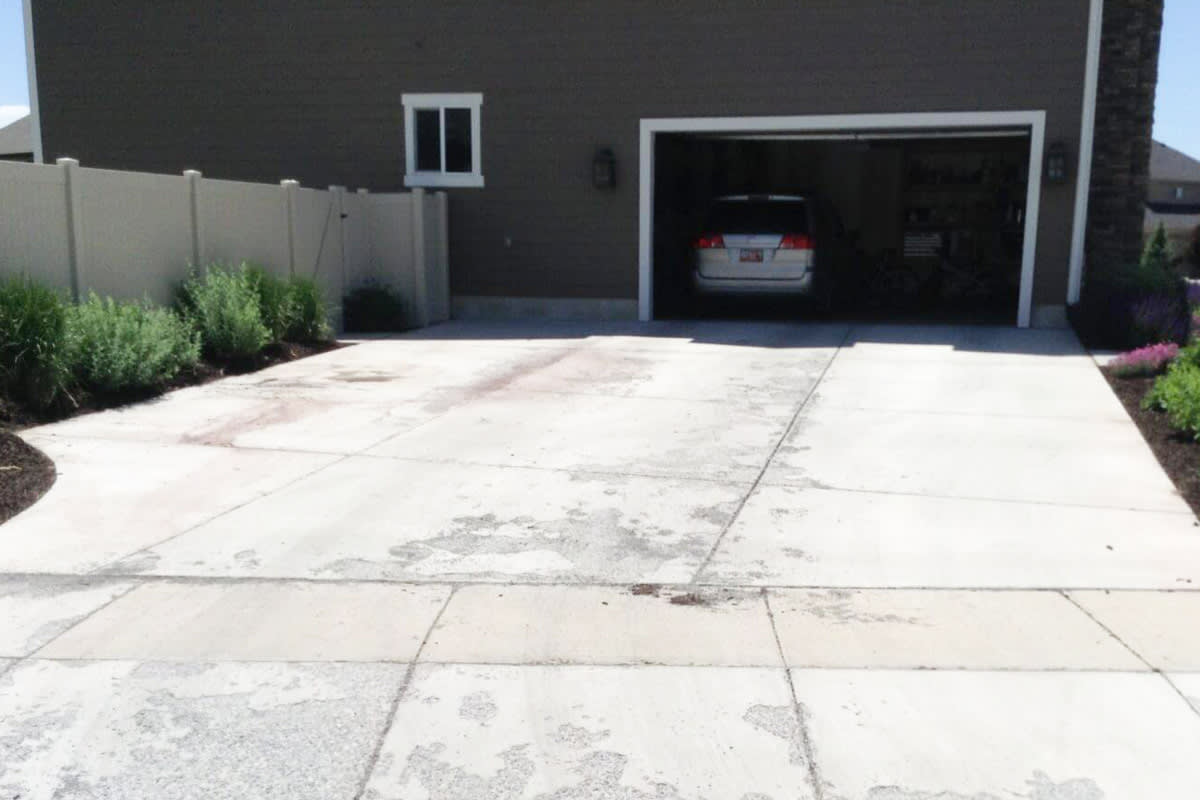 How much does it cost to repair a driveway?