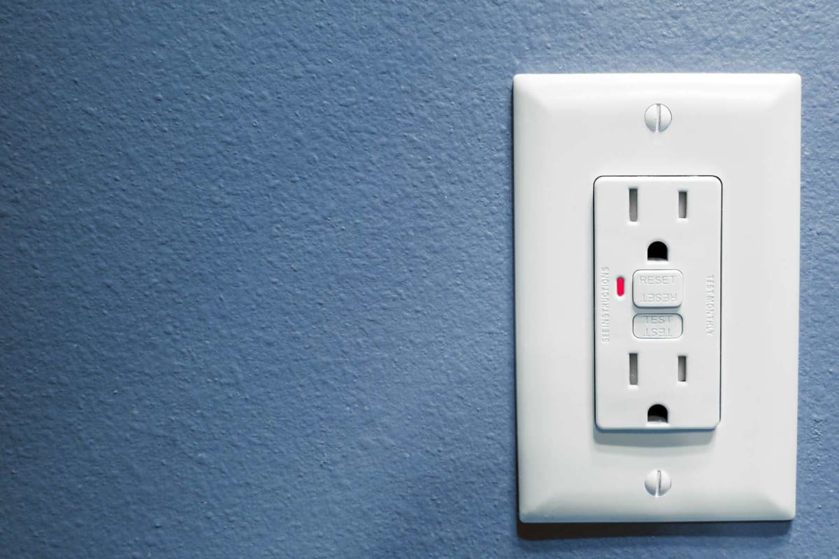 6 Signs Of a Bad Electrical Outlet and Ways to Fix