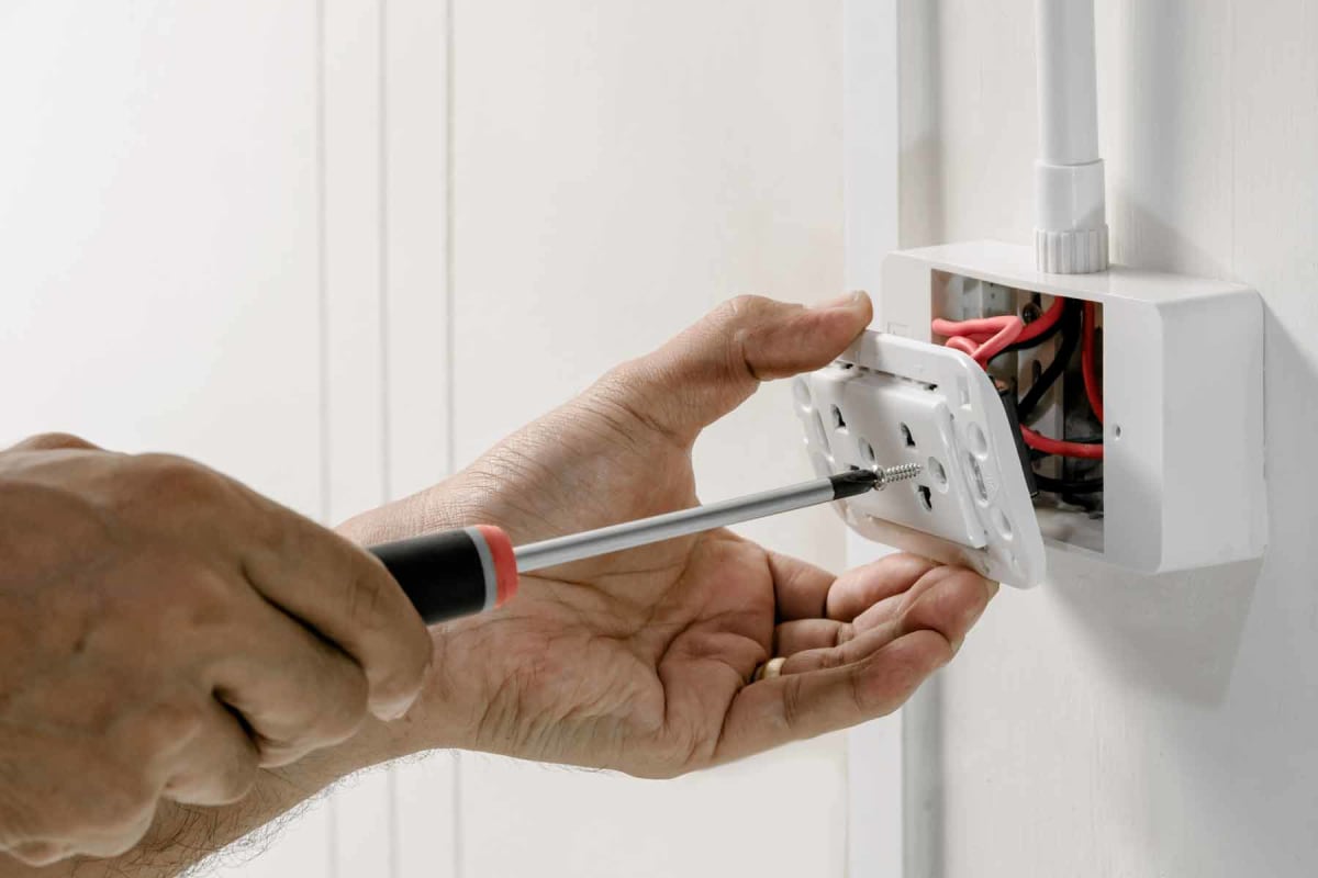 How much does electrical outlet repair cost?