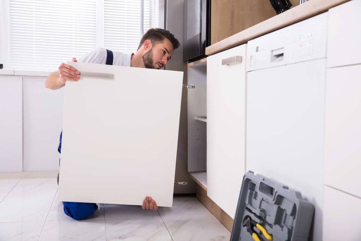 How much does it cost to remove kitchen cabinets?