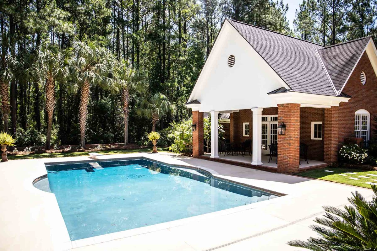 How much does it cost to build a pool house?