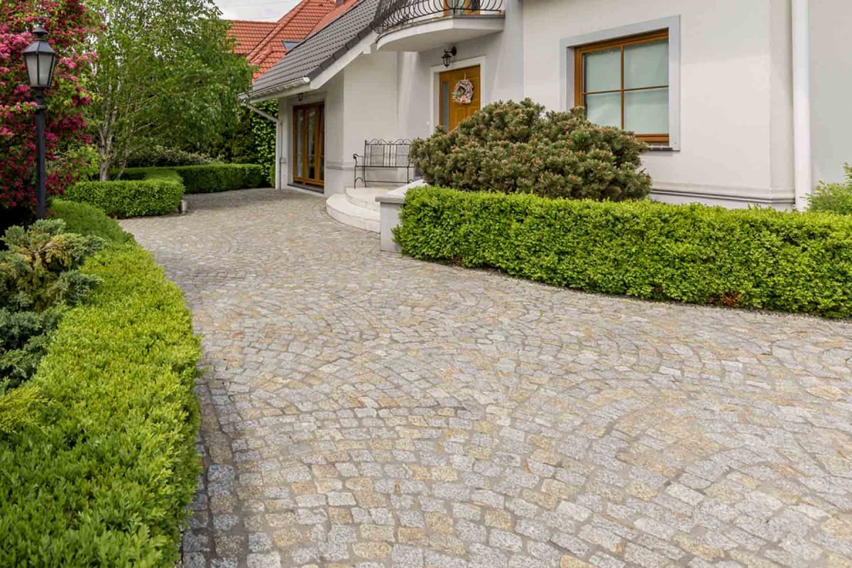 How much do cobblestone pavers cost?