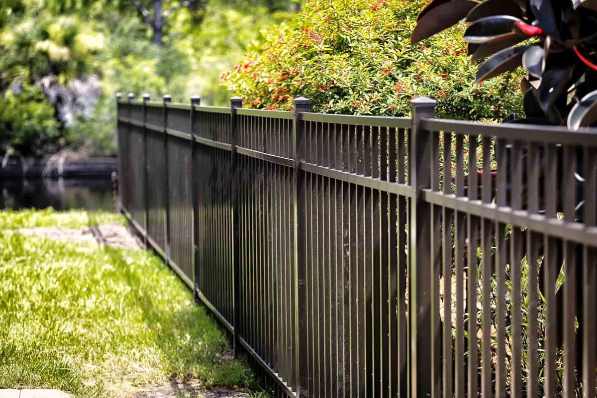 How much does an aluminum fence cost?