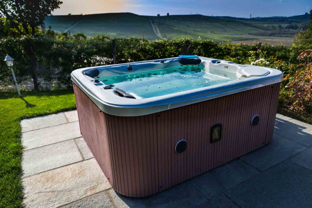 How much does it cost to run a hot tub?