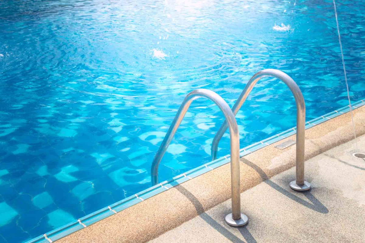 How much does it cost to repair a pool?