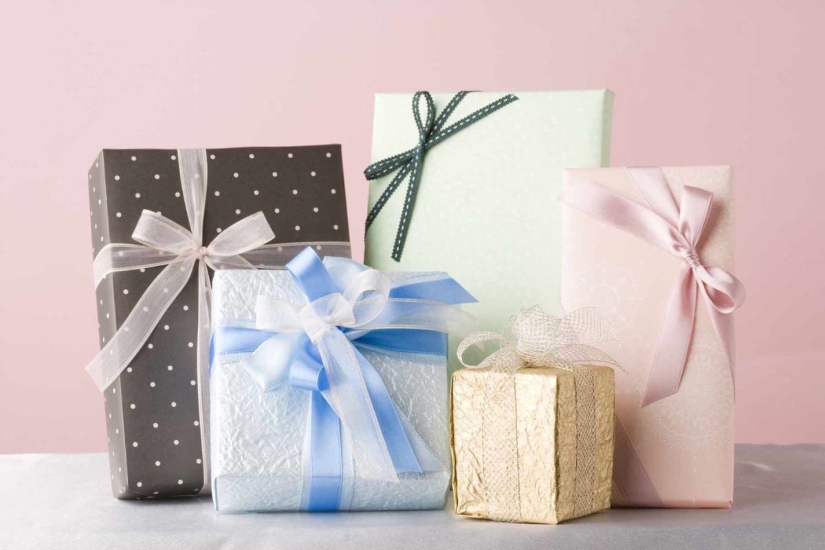 How much should you spend on a wedding gift?