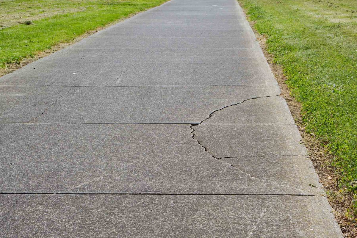 How much does it cost to repair a sidewalk?