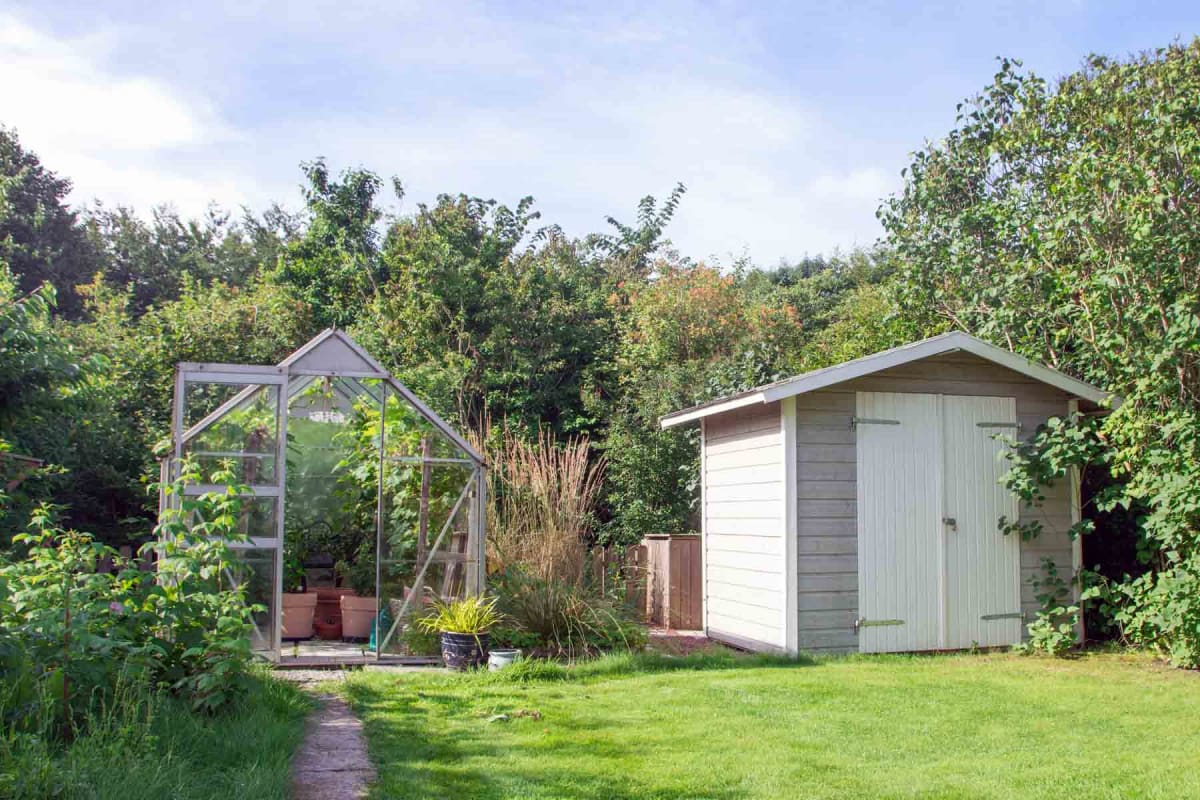 How much does it cost to repair a shed?