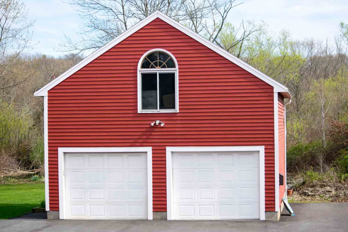 How much does it cost to build a garage with an apartment?