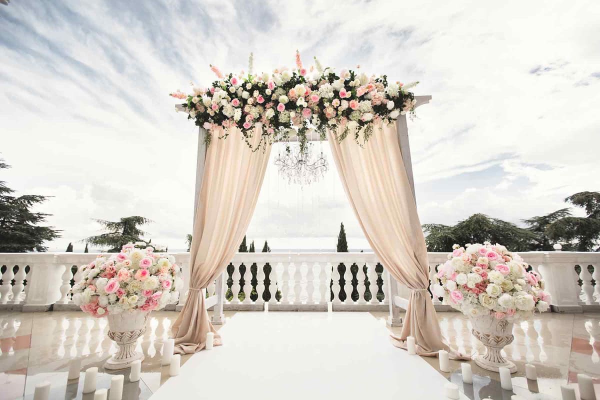 What is the average cost of wedding decorations?