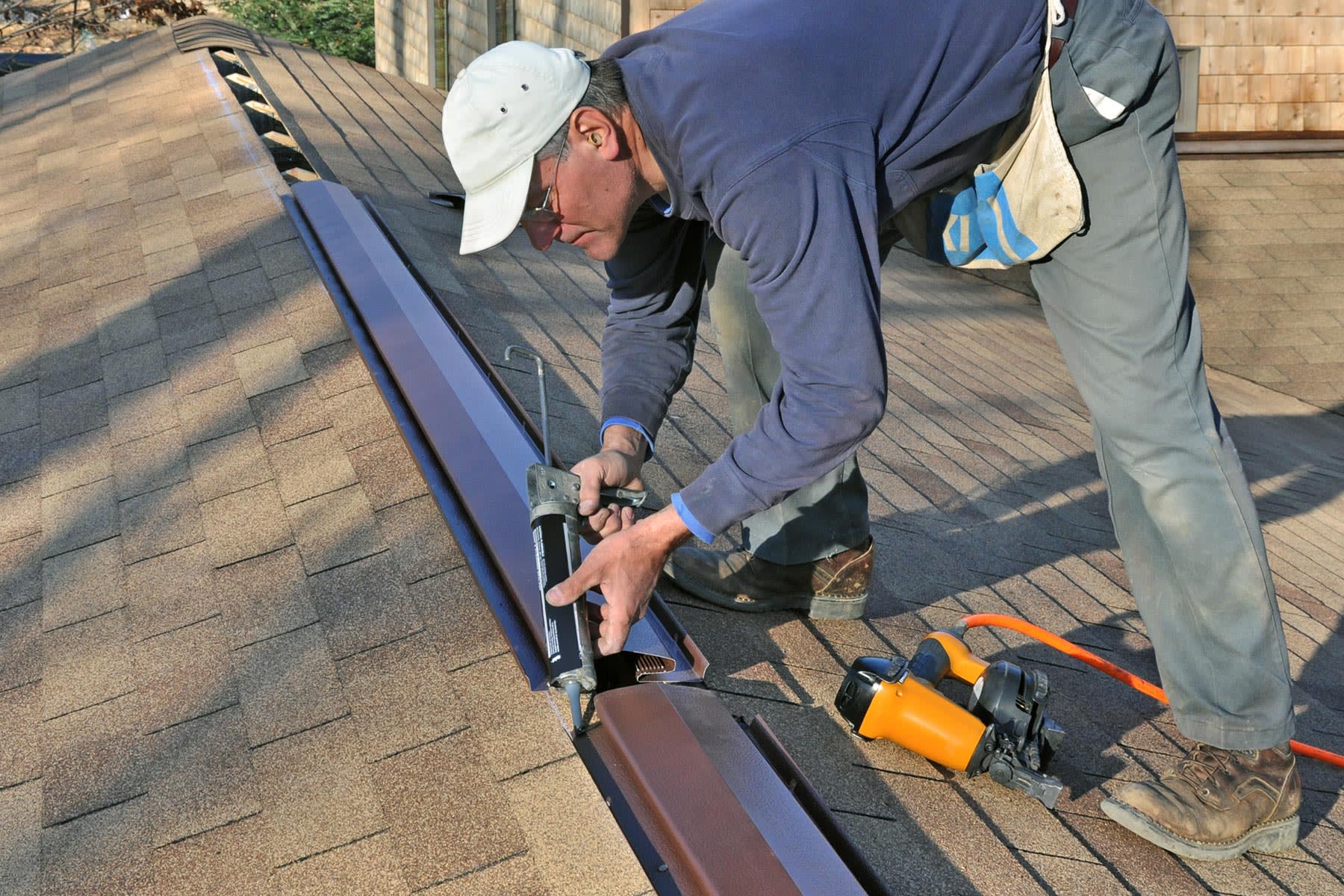 Homeguide Roof Contractor Installing A Ridge Vent Fv7vx6 