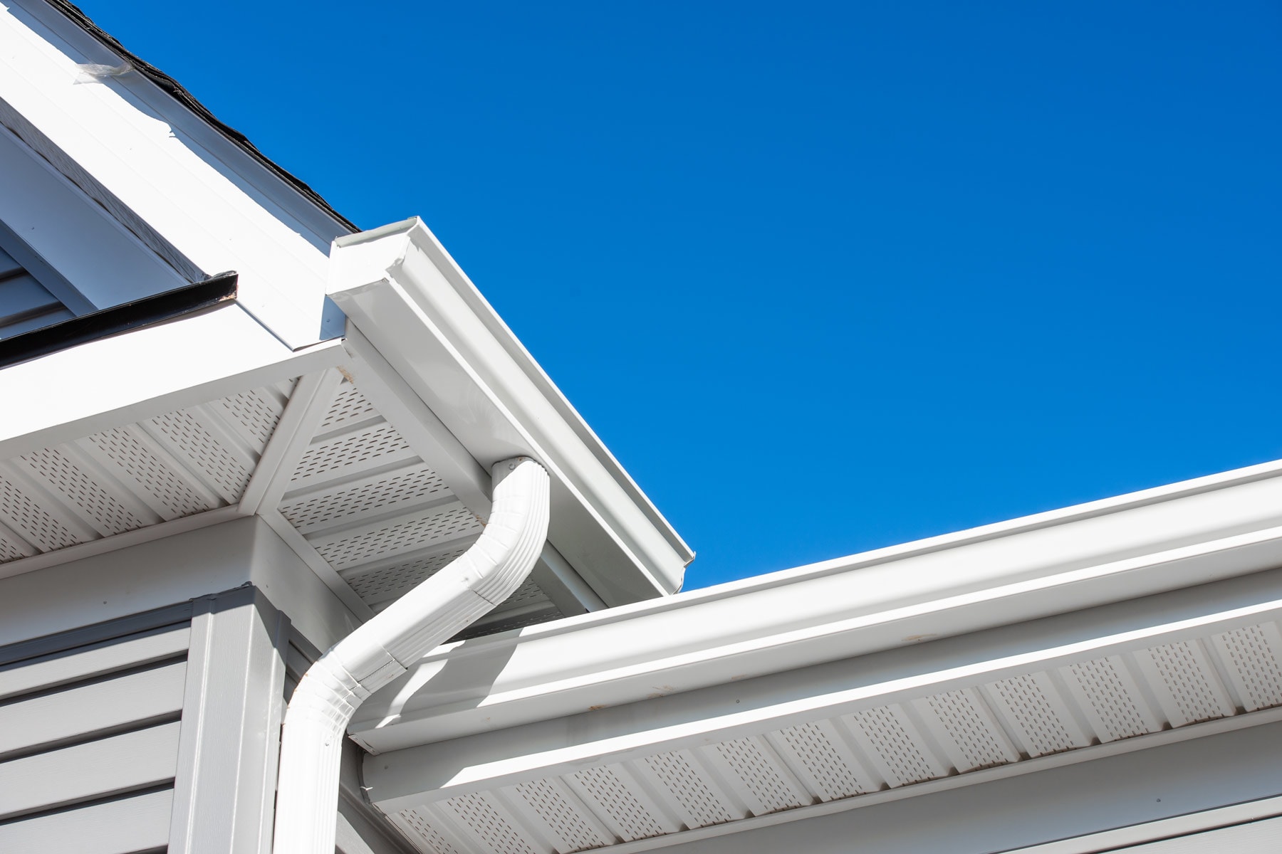 How much does it cost to install aluminum gutters?