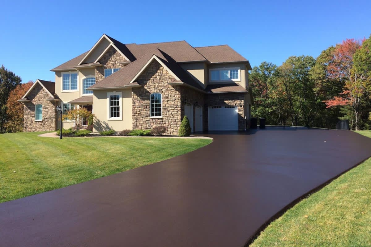 How much does it cost to resurface an asphalt driveway?