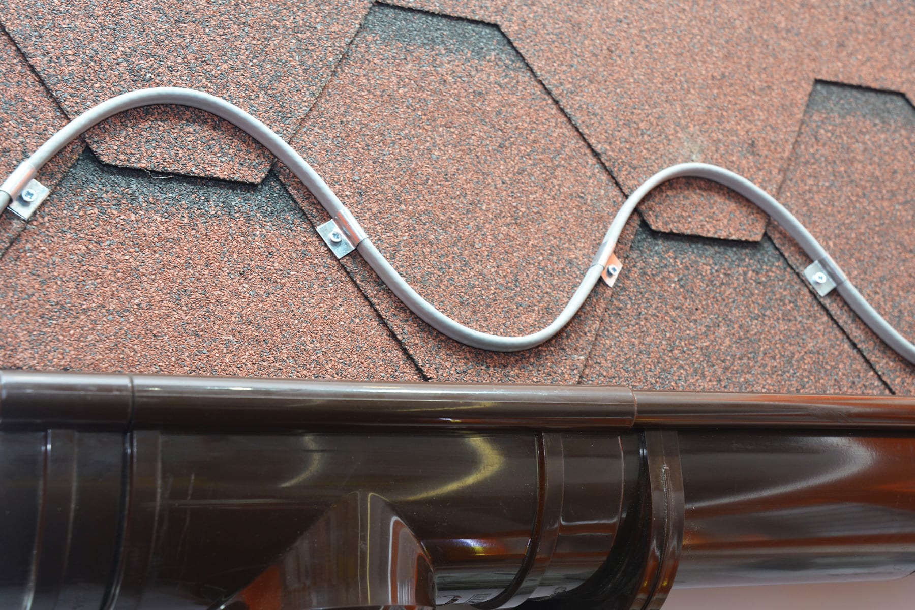 How much does it cost to install roof heating cables?