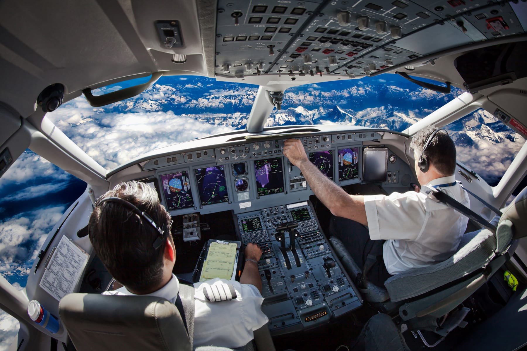 How much does it cost to become a pilot?