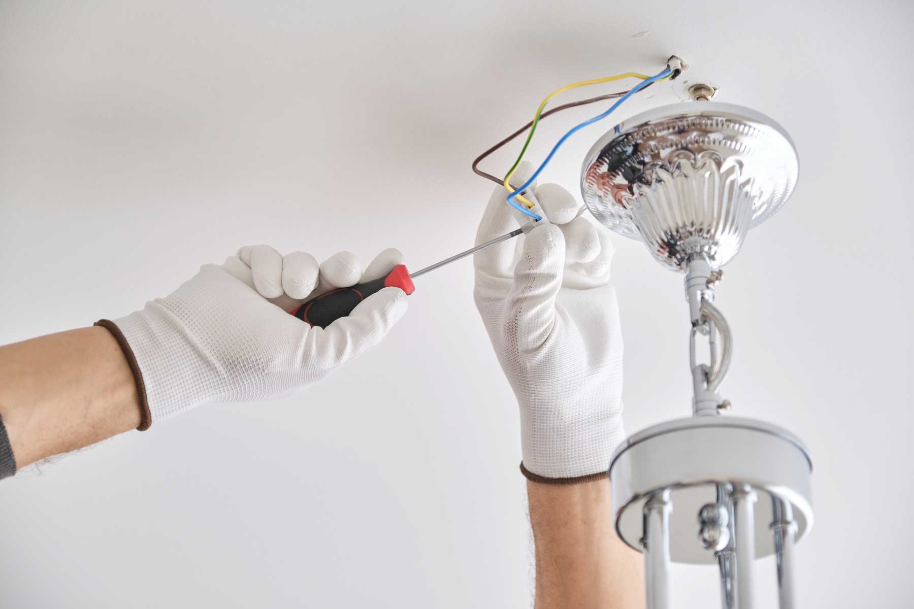 How much does it cost to replace or repair a light fixture? 