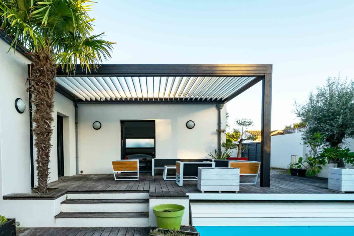 How much does a louvered pergola cost? (Motorized vs. manual)