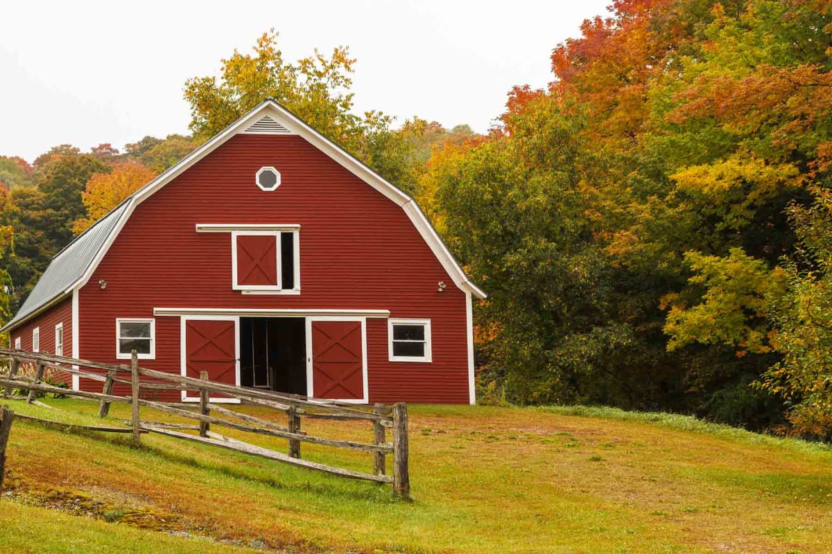 How much does it cost to build a barn?