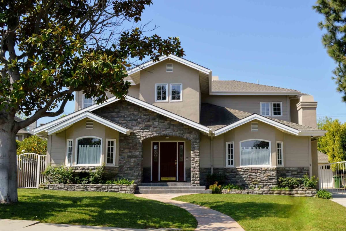 How much does it cost to build a house in California?