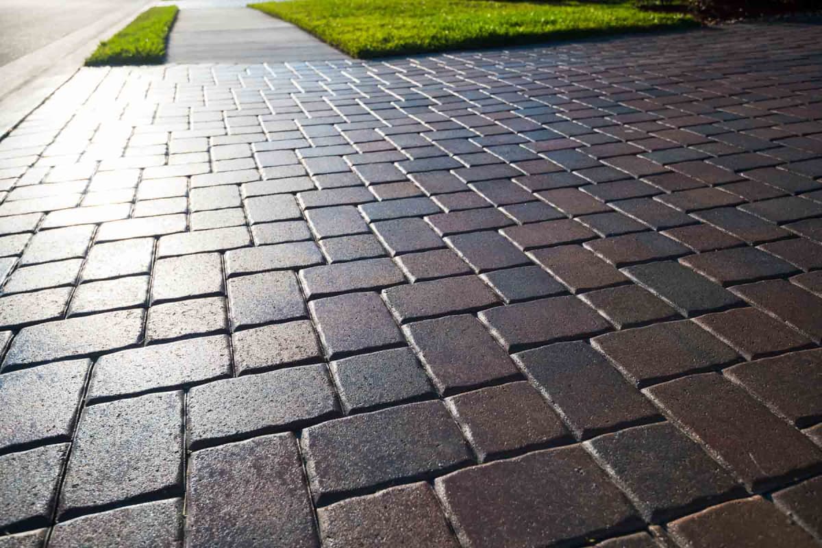 How much does it cost to seal pavers?