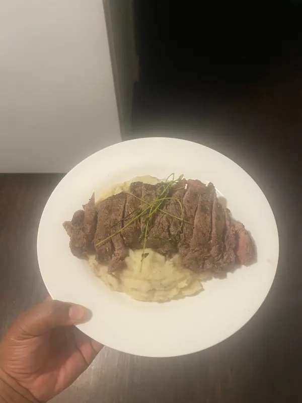 Mashed potatoes with steak 