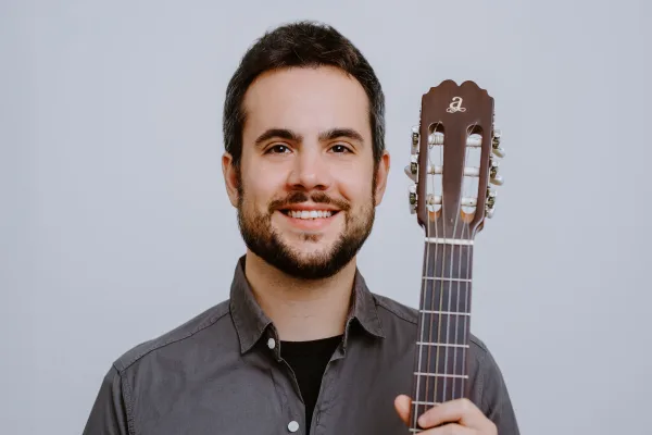 One-on-one online guitar lessons in English or Spanish