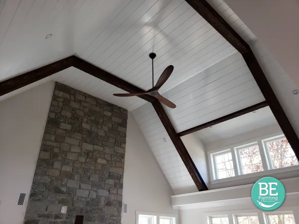 Renovation of a Living room, stained wooden beams, White semi gloss Wooden ceiling using spray technique, windows semi gloss and walls covered with flat paint.
