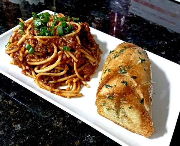 Spaghetti & Garlic Bread 