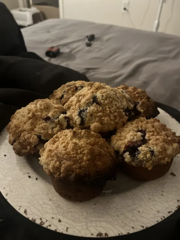 Blueberry muffins with crumble top