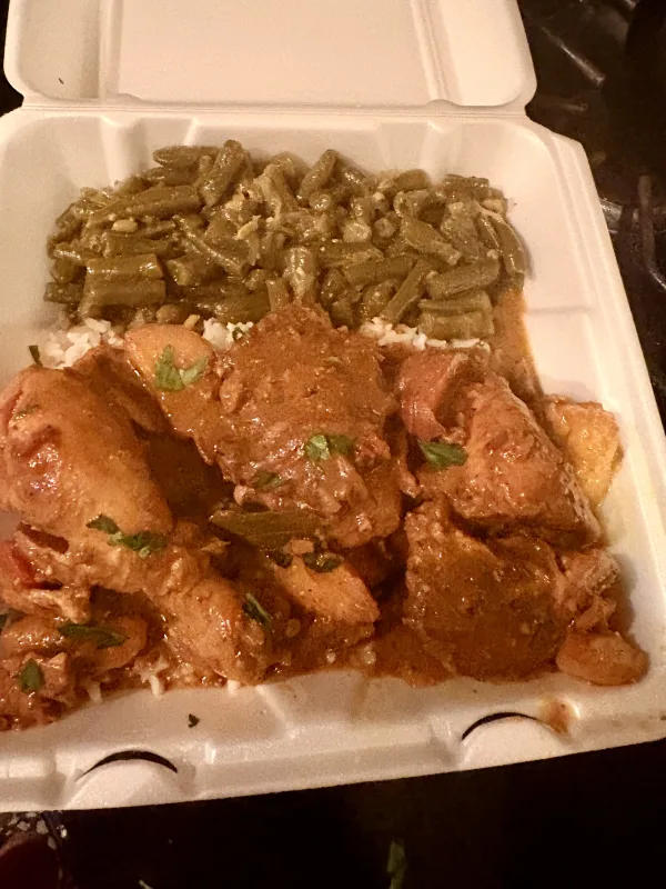 Curry chicken , rice and green beans 
