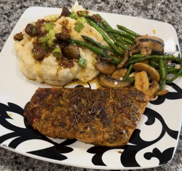 Creamy mash potatoes, salmon, veggies