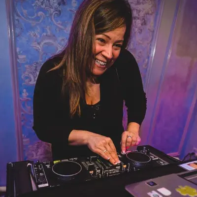 TFE  - Tara Feeley Entertainment