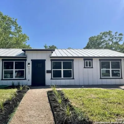 CUSTOM BUILDERS AUSTIN LLC