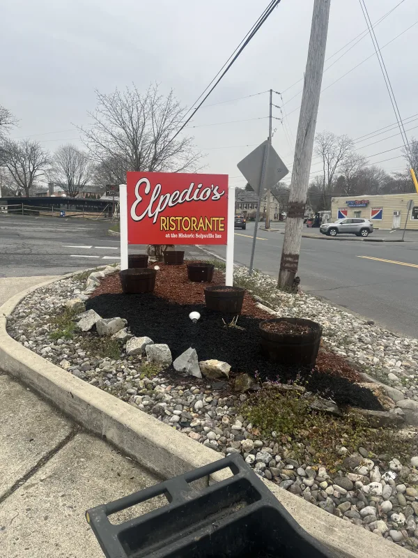 Restuarant mulch install