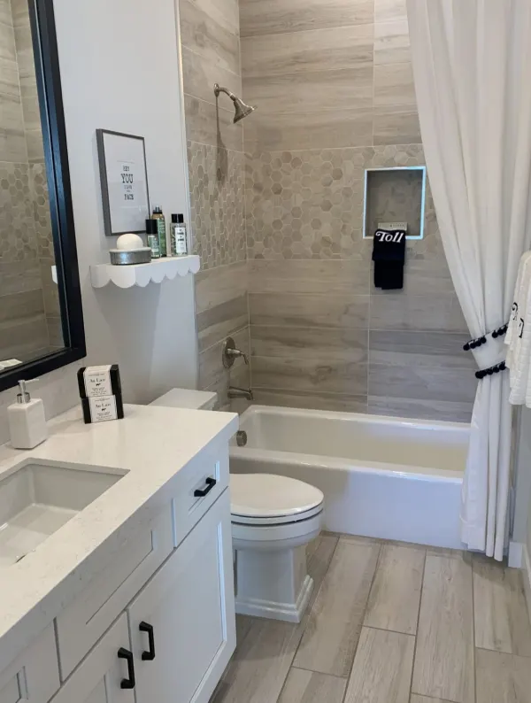 “A sparkling clean bathroom is always a good idea ✨🛁” Disinfected, detailed, and fresh — because every guest deserves a spotless space!