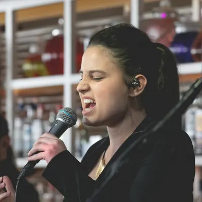Gal Pearl Singer & Vocal Coach