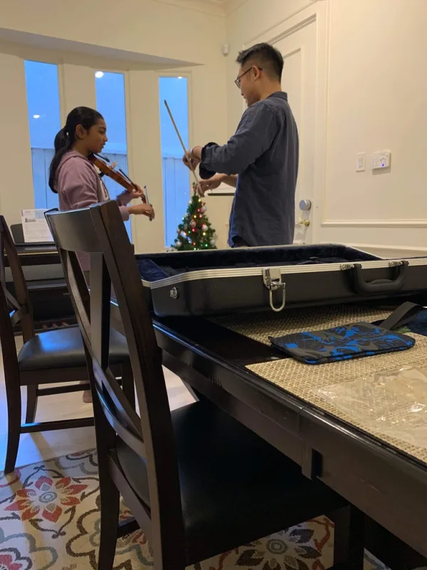 Teaching the student how to hold the bow in the most effortless way