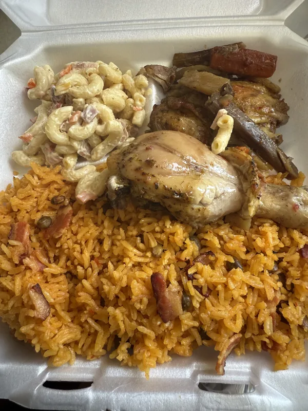 Arroz con gandules, pollo asado y ensalada de coditos