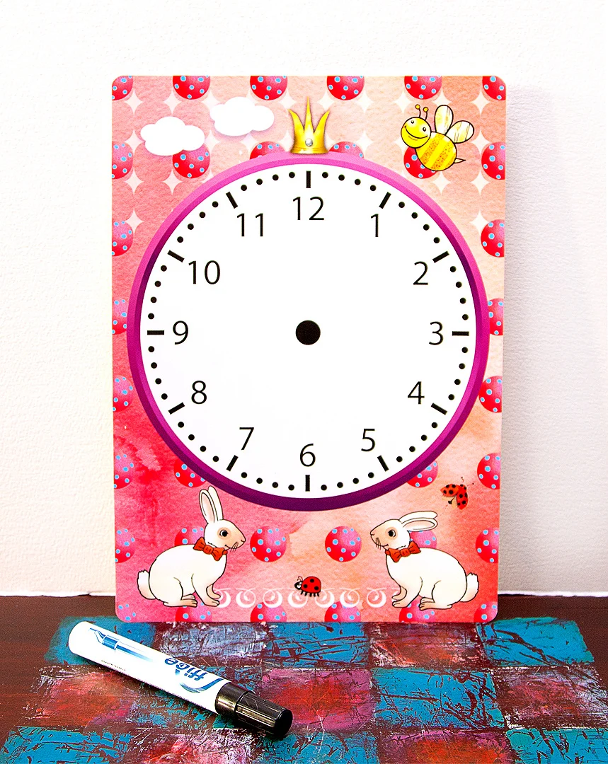 Lapsen kellon opetteluun oiva apuväline: pyyhittävä kellotaulu. Mitä kello? -pyyhittävä kellotaulu on hauska väline lapsen kellon opetteluun. Kellon pinta on pyyhittävää laadukasta laminoitua kartonkia.