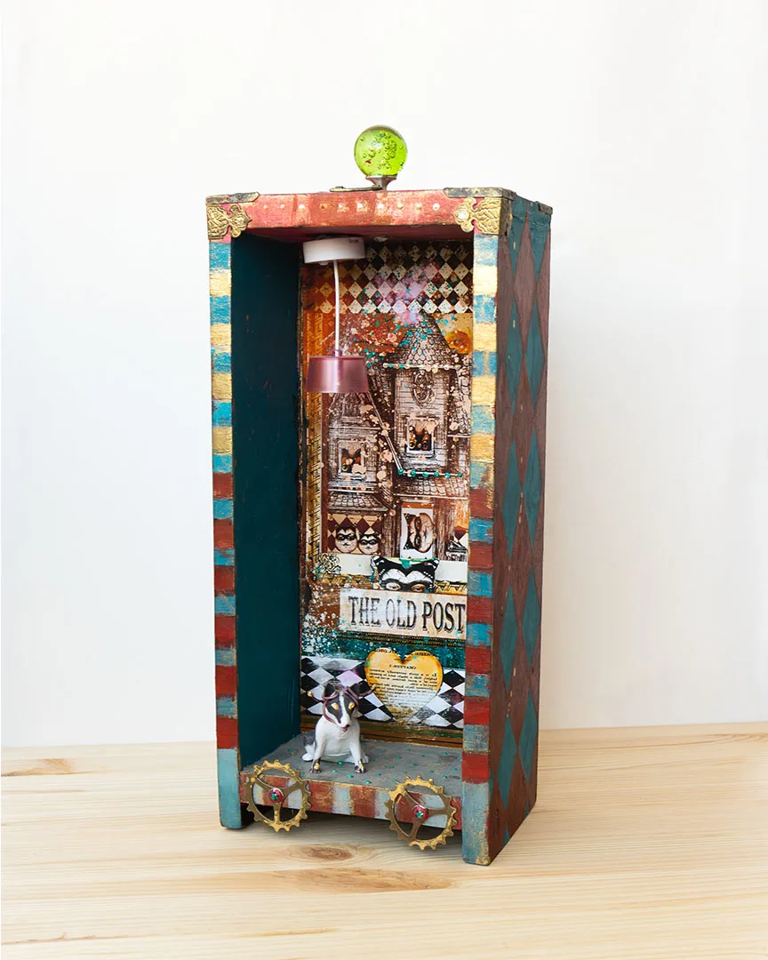 Käsin maalattu taidekaappi. Kotimainen taide originaali. Anita Polkutie