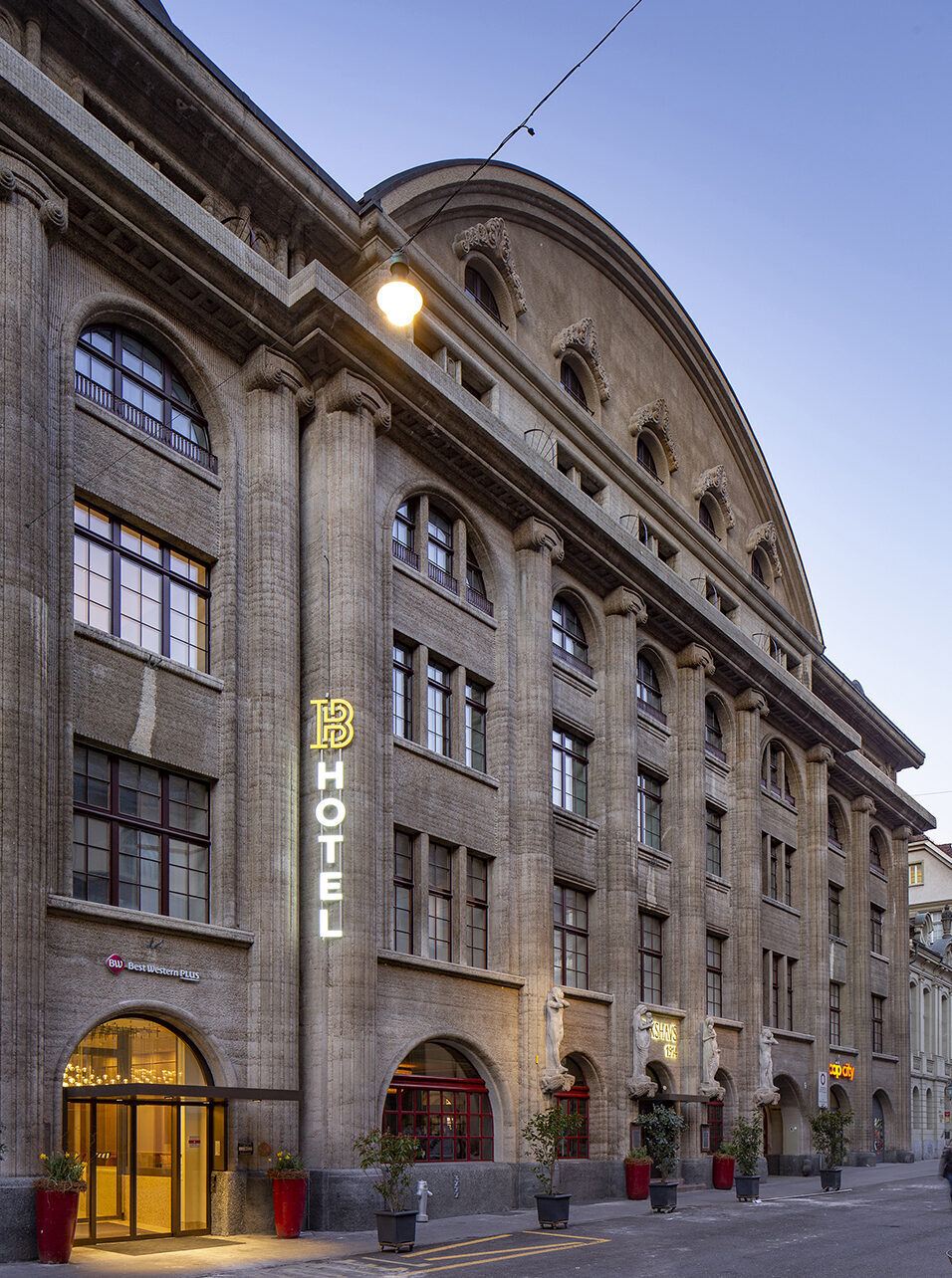 Hotel Bern – lo specchio dell’ascensore diventa intelligente.
