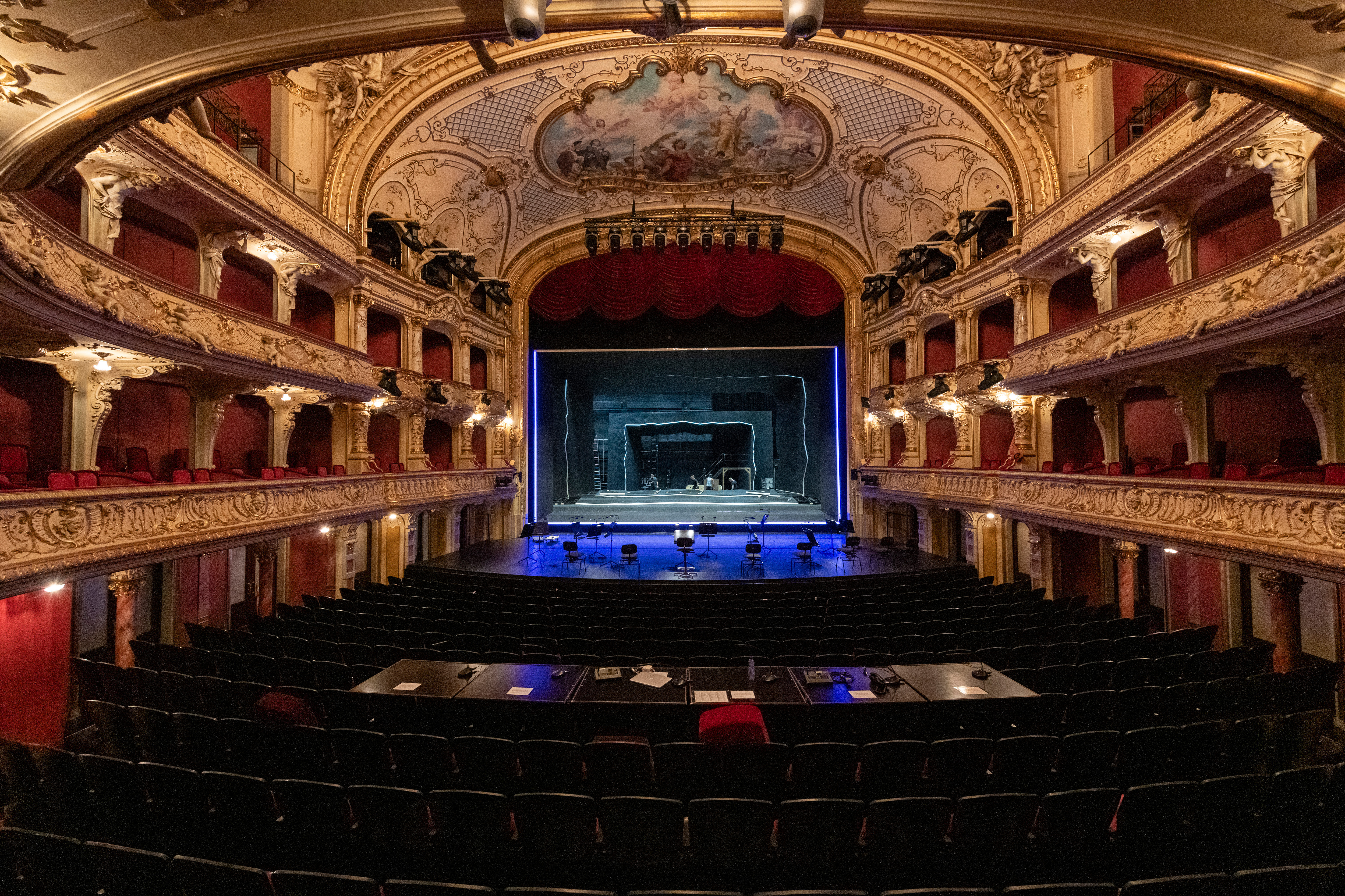 Grandi ascensori per un grande palco.