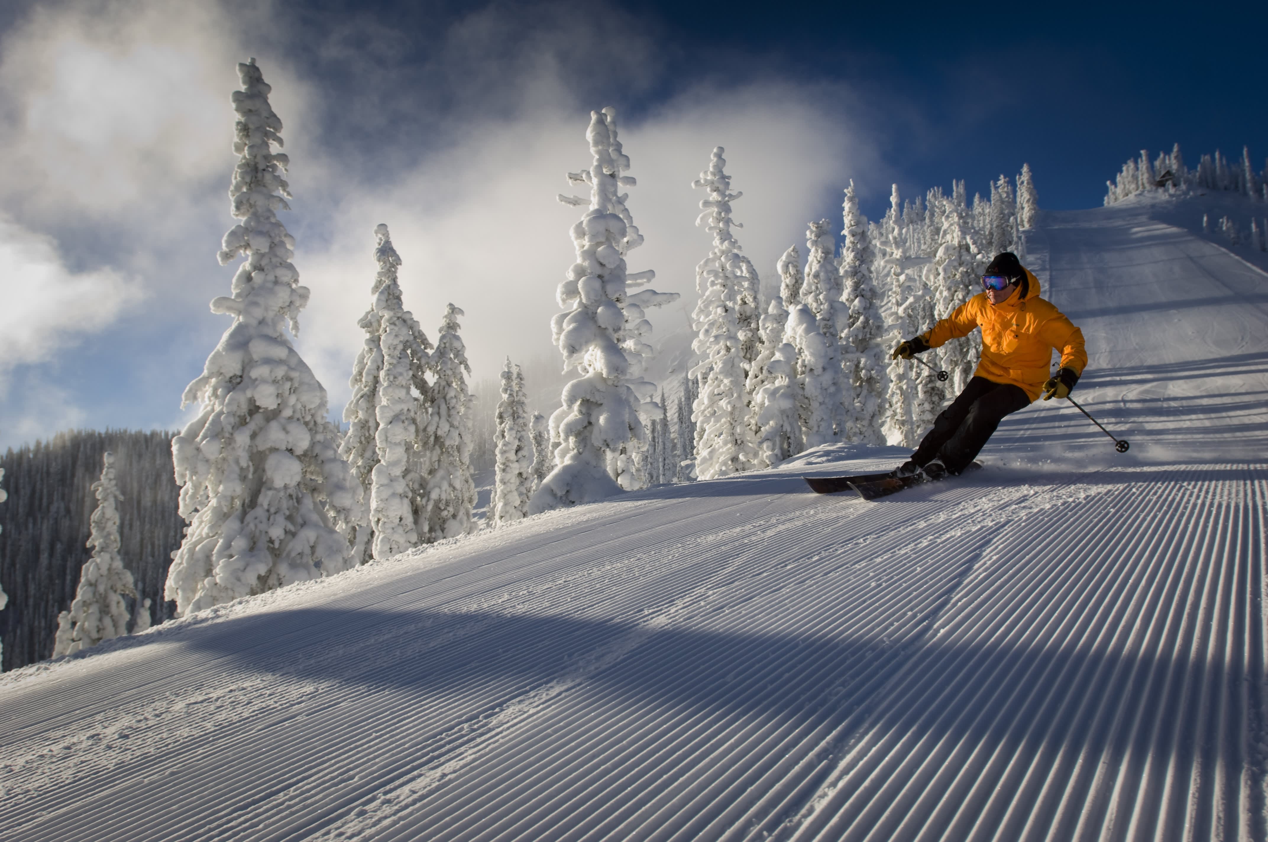 Skiing instructor. Горнолыжный курорт. Горнолыжный туризм. Горнолыжный склон. Лыжный спуск.