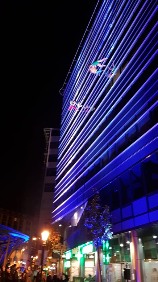 Így néz ki, mikor 90 fokkal megdöntik a színpadot. Bandaloop 2017. cover image