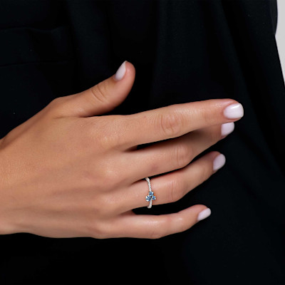 Ring in 18kt wit goud met blauwe saffier - R2996MW135 Ring in 18kt wit goud met blauwe saffier - R2996MW135